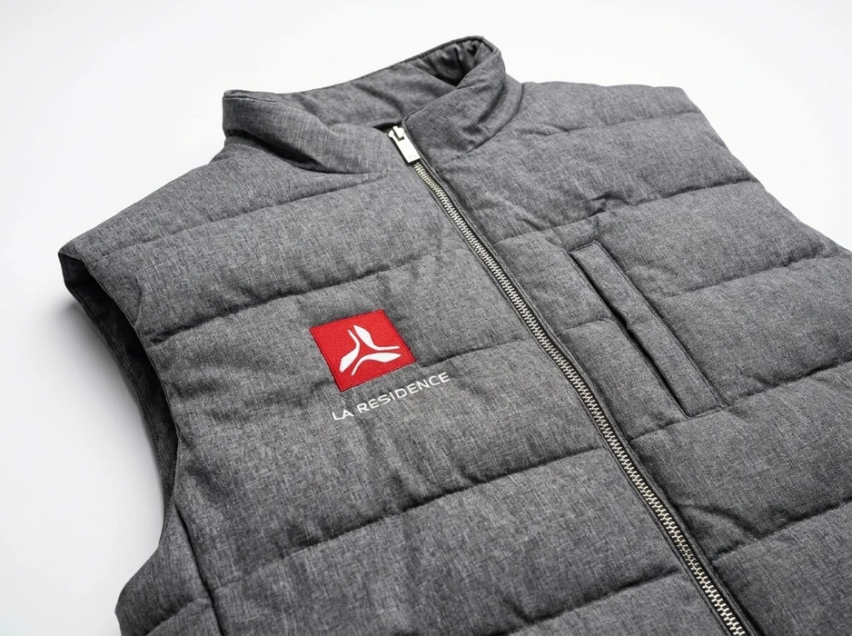 Gilet sans manches matelassé gris chiné, fermeture éclair métallique argentée, col montant
