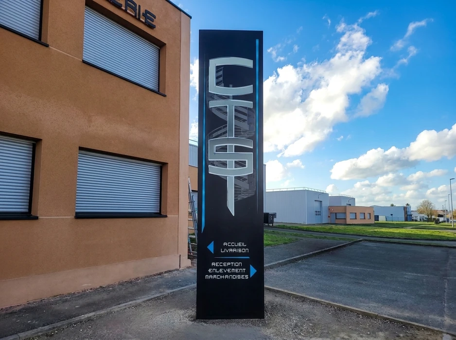 Totem signalétique d'entreprise en panneau aluminium composite noir mat, logo "CIS" en lettrage découpé argenté avec liseré bleu cyan
