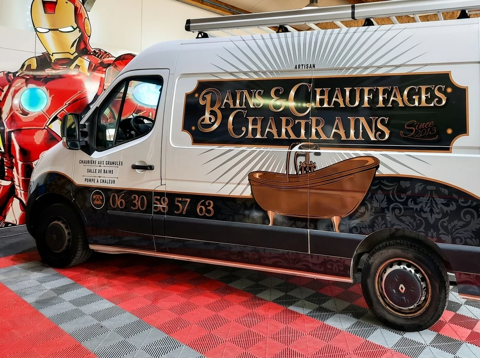 Fourgon utilitaire Renault Master blanc et noir, covering complet sur carrosserie