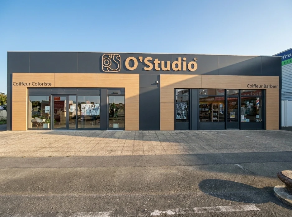 Façade extérieure d'un salon de coiffure franchise "O'Studio", combinant bardage composite imitation bois et panneaux aluminium anthracite