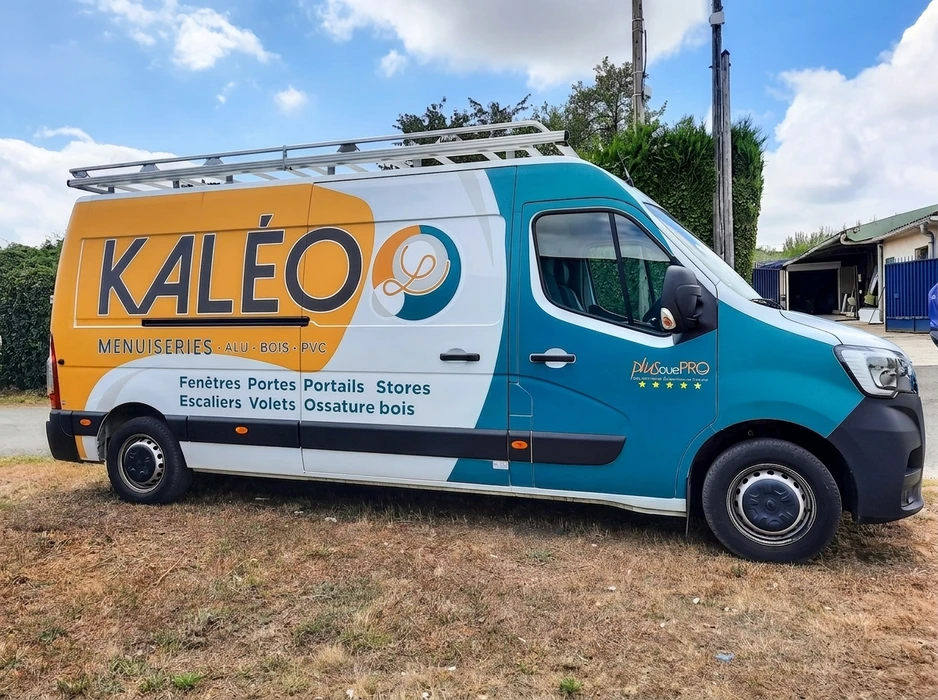 Véhicule utilitaire Renault Master aménagé en véhicule publicitaire, stationné en extérieur