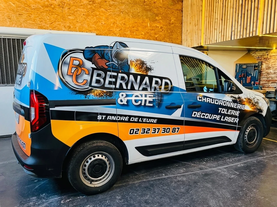 Véhicule utilitaire Ford Transit Custom garé dans un atelier industriel, habillage vinyle covering complet