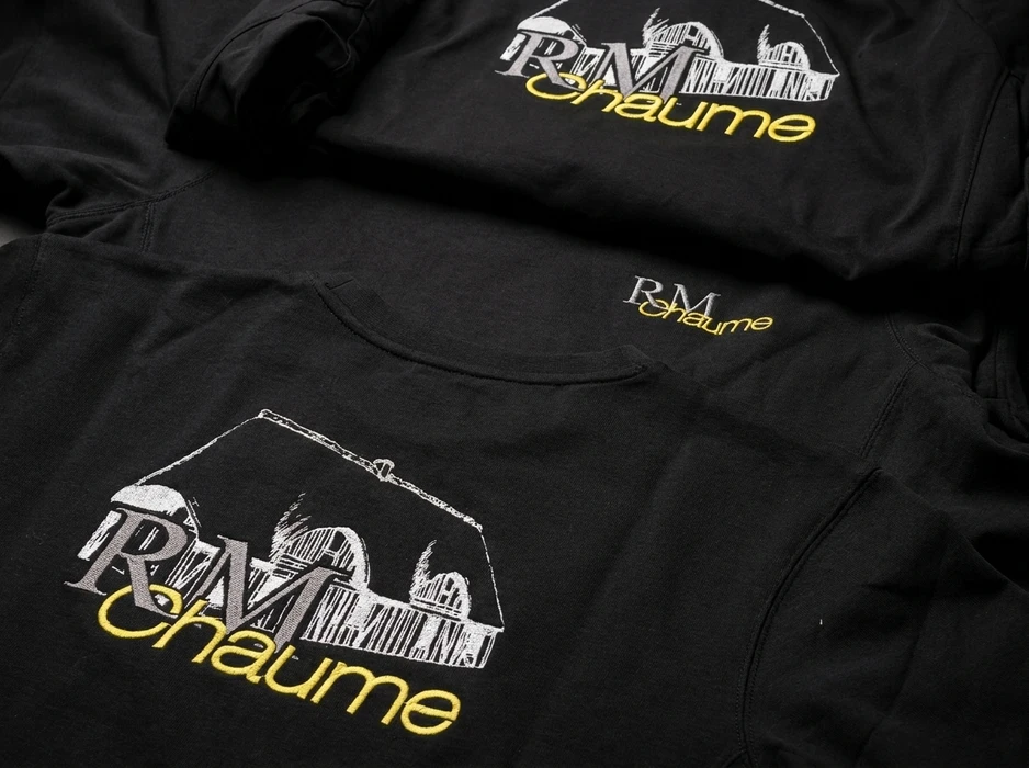 Deux sweatshirts noirs superposés, broderie et sérigraphie multicolore (blanc, gris, jaune)