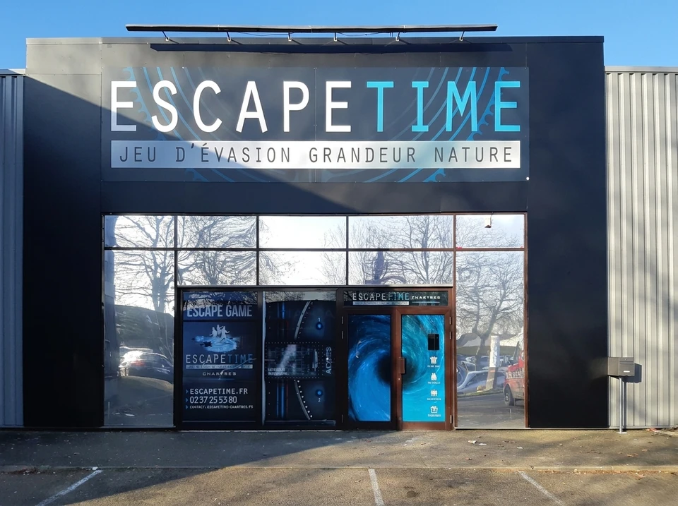 Façade extérieure d'un salon de coiffure franchise "O'Studio", combinant bardage composite imitation bois et panneaux aluminium anthracite