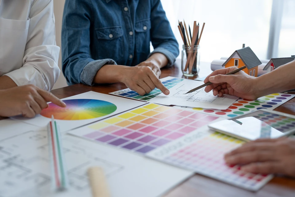 Espace de travail créatif avec une designer développant des concepts visuels
