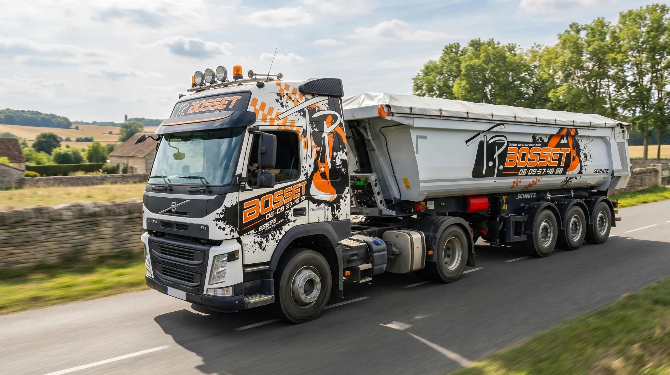 Photographie d'un poids lourd ou d'un autocar circulant sur une route, entièrement recouvert d'un covering graphique professionnel et coloré affichant un message ou une marque de manière visible et impactante. Le véhicule doit être clairement identifiable comme habillé d'une création graphique personnalisée, en mouvement ou stationnaire en contexte routier.