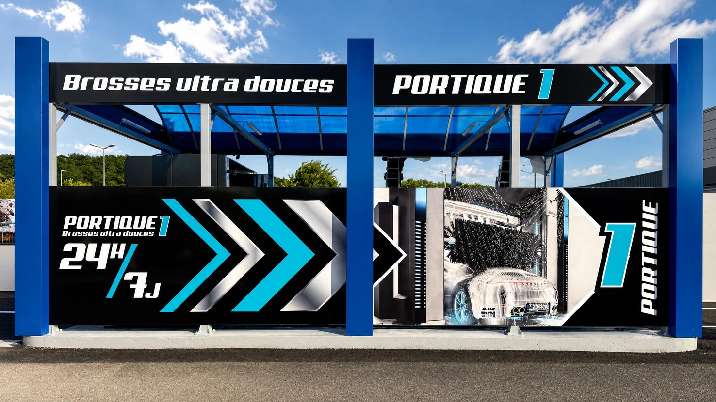 Photographie professionnelle d'un poids lourd ou bus complètement habillé d'un covering personnalisé haute qualité, avec des designs graphiques vibrants et colorés couvrant entièrement la carrosserie. La photo est prise en extérieur en pleine lumière naturelle, montrant clairement les détails du design et la qualité de la pose. L'image capture l'impact visuel et le savoir-faire artisanal de Titos Paint dans le covering de véhicules, secteur de spécialité de l'agence.