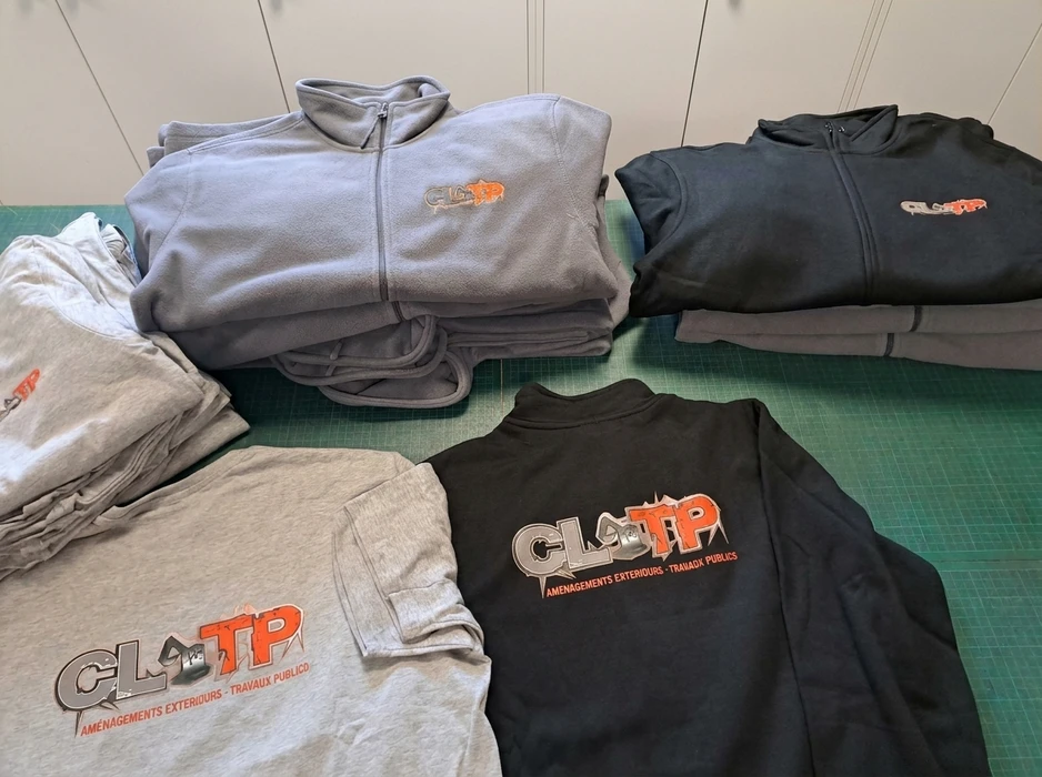 Deux sweatshirts noirs superposés, broderie et sérigraphie multicolore (blanc, gris, jaune)