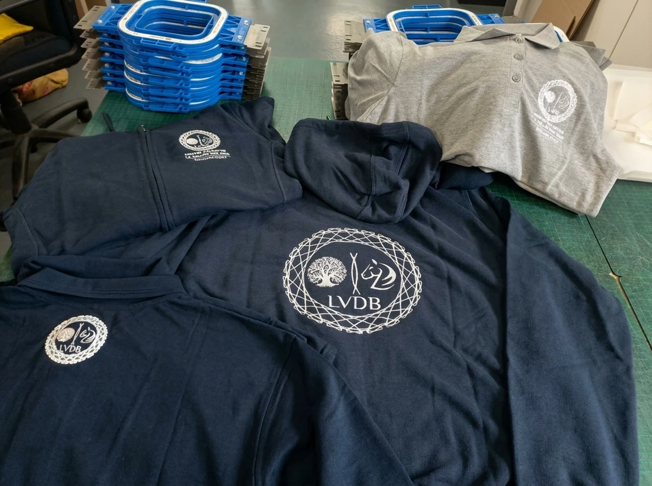 Deux sweatshirts noirs superposés, broderie et sérigraphie multicolore (blanc, gris, jaune)